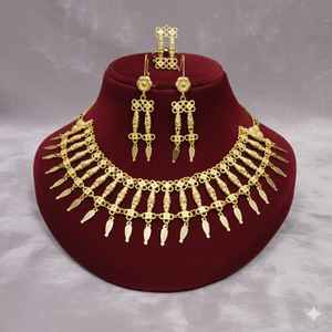 Ensemble collier ras du cou en cuivre plaqué or avec boucles d'oreilles pour femmes, bijoux élégants et brillants pour les fêtes et le port quotidien - Product Image 1