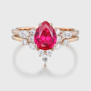 Ensemble de bijoux fins rubis en or rose massif 10K personnalisé-Bague de fiançailles en rubis en forme de poire jumelée à une alliance en moissanite contour - Product Image 4