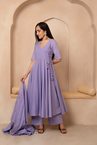 ชุดอังกรากะผ้าฝ้ายสีม่วงอมเทา ดูป ชวา ไมรา พร้อมผ้าคลุมไหล่ผ้าฝ้ายเข้าชุด สำหรับผู้หญิง สวมใส่ในงานปาร์ตี้หรืองานเฉลิมฉลอง ให้ลุคสง่างามแบบดั้งเดิม - Product Image 5