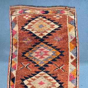 Alfombra Turca Vintage de 2.5x10.6 pies, Alfombra de Lana Marrón con Diseño a Cuadros - Product Image 2