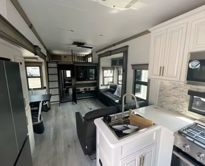 รถบ้านเคลื่อนที่รุ่น Forest River Sabre 37RVM-I-L-E-S ปี 2025 2024 2026 - Product Image 2