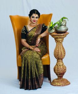 Seductor y fabuloso vestido de recepción Chinon Sari con diseño impreso y detalles de forcejeo para grandes entradas. - Product Image 5