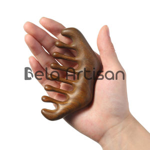 Peine masajeador de manos de madera de teca al por mayor, diseño único para el cuidado del cabello y alivio del estrés para pedidos a granel - Product Image 4