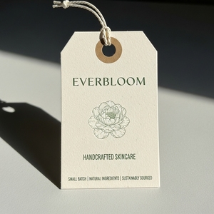 Étiquette volante en papier d'art imprimée sur mesure avec finition en relief et impression offset pour l'emballage de marque de vêtement et l'étiquetage de produits - Product Image 4