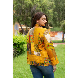 เสื้อแจ็คเก็ตผ้าไหมสีเหลืองสำหรับสุภาพสตรี แบบควิลท์ กลับด้านได้ ปักโลโก้ตามสั่ง สไตล์อเมริกัน ผ้าไนลอน แขนสั้น สำหรับฤดูใบไม้ผลิและฤดูใบไม้ร่วง - Product Image 2