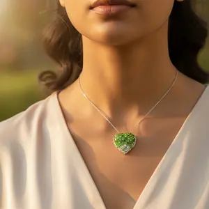 เข็มกลัดรูปหัวใจคริสตัลสีเขียวสำหรับผู้หญิง ดีไซน์ทันสมัย ผลิตจากโลหะผสมชุบ เหมาะสำหรับงานปาร์ตี้ งานแต่งงาน ของขวัญสำหรับเด็ก - Product Image 1