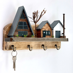 L'art rupestre familial hibou coloré fabriqué à la main sur une tranche de bois rustique et sombre. DISPONIBLE AUX PRIX DE GROS. - Product Image 6