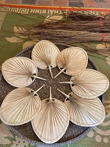 Ventilador de mano de hoja de palma Natural 100%, ventilador de mano de bambú, sostenibilidad de la naturaleza, decoración de muchos colores - Product Image 2