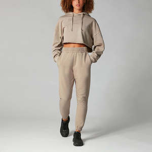 Conjunto de chándal con parche de lana Tech personalizado, acampanados y pantalones de chándal Sudadera con capucha, conjunto de chándal recortado lavado ácido, conjunto de chándal corto para mujer - Product Image 4