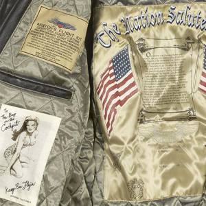 Blouson aviateur en cuir pour homme personnalisé avec des patchs brodés et une col en fourrure amovible - Idéal pour les pilotes et les passionnés - Product Image 4