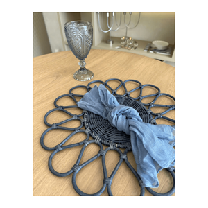 Assiette ronde en rotin fabriquée à la main en gros avec un beau design floral en blanc - Product Image 2