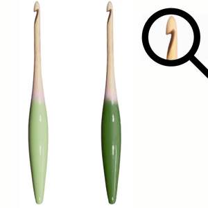 Aumenta tus ventas de accesorios con los cómodos y ergonómicos agujas de ganchillo, amadas por los creadores y las tiendas, disponibles en colores claros y oscuros de madera. - Product Image 2