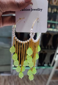 Ensemble de boucles d'oreilles indiennes traditionnelles en Kundan plaqué or avec perles, design élégant et fantaisie pour femmes et filles - Product Image 6