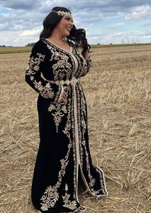 Broderie élégante et magnifique sur robe caftan noire avec perles de verre cristal embellies, pierre de verre, travail dabka @ 2024 - Product Image 2