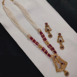 Collier en pierre Pota de couleur or royal avec perles Parure de bijoux intemporels pour mariages et occasions spéciales - Product Image 4