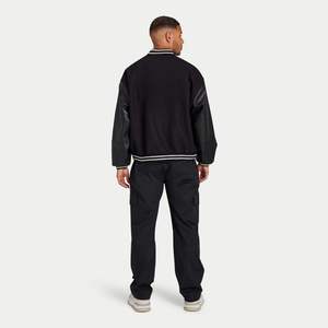 Chaqueta de bombardero universitaria para hombre, ropa de abrigo negra de gran tamaño con mangas de piel sintética y ribete de costilla y logotipo trasero bordado - Product Image 2