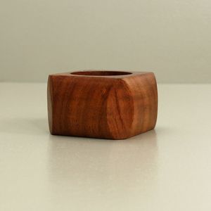 Rond de serviette en bois unique, idéal pour créer une atmosphère chaleureuse et élégante aux tables de dîner - Product Image 5