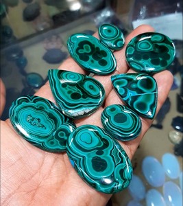 Cabochon en vrac lisse de pierre précieuse de malachite naturelle de haute qualité 16x18mm de haute qualité avec la forme de mélange pour le fournisseur en gros - Product Image 1