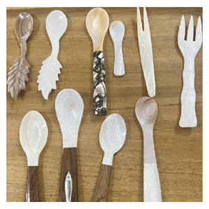 Cuillère en nacre naturelle pour la dégustation de desserts, le service traiteur et la présentation de table – Vietnam - Product Image 2