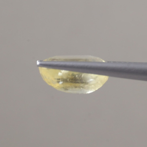 พลอยแซฟไฟร์สีเหลืองธรรมชาติทรงรีขนาด 11.5x8 มม. น้ำหนัก 5.15 กะรัต ได้รับการรับรองจาก IGI เหมาะสำหรับทำเครื่องประดับ  ผ่านการเคลือบแว็กซ์/น้ำมัน 100% จากธรรมชาติ - Product Image 2