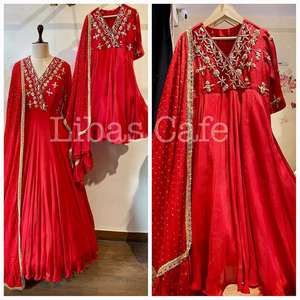 Couleur de robe rouge élégante pour fille belle robe de créateur tissu Georgette lourd avec intérieur et impression et robe Flair lourde - Product Image 2