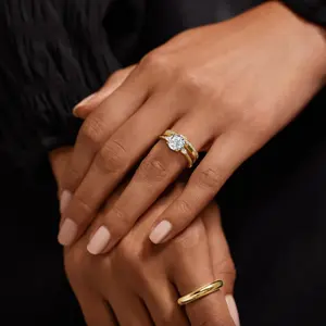 Anillo de Compromiso con Tres Piedras de Corte Ovalado en Oro Rosa, Oro Blanco y Oro Amarillo - Product Image 4