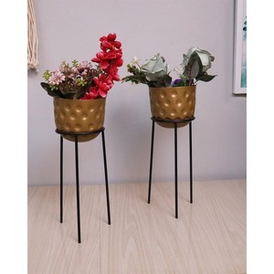 Macetas de metal Eleva tu espacio con diseños de moda Macetas colgantes para balcón Sala de estar - Product Image 3