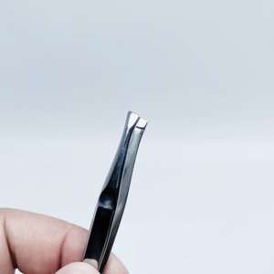 Pinzas profesionales para cejas de acero inoxidable para mujer con diseño pulido de Punta inclinada - Product Image 5