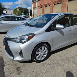 Usado 2015 T * oyota Yaris 5 puertas LE - Product Image 1