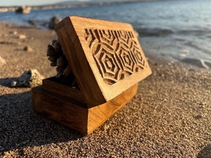 Boîte à bijoux en bois faite à la main avec motif de fleurs sculptées Manguier Coffre en bois Style indien balinais Technique polie - Product Image 4