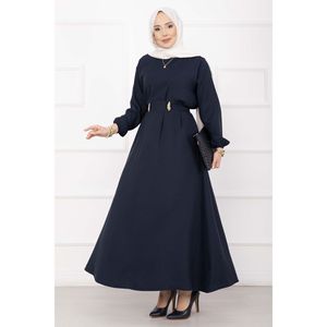 Robe hijab bleu marine avec broche dorée, détails de taille élégants et coupe naturelle - Product Image 3