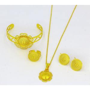 Conjunto de joyería de collar de pulsera de oro de moda, conjunto de joyería de acero inoxidable de gama alta para mujer, anillo de costura acolchado artesanal de hierro dorado - Product Image 3