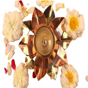 Elegante lámpara de Metal dorado Lotus Diya tradicional indio Festival iluminación espiritual para el hogar templo Pooja decoraciones madera - Product Image 2