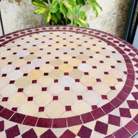 Moderner Marokkanischer Mosaik-Couchtisch mit Rubin-Sand-Zellige-Fliesen, Geometrisches Design, Handwerkskunst aus Glas und Metall