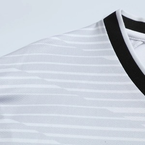 เสื้อยืดฟุตบอลแฟชั่นดริฟท์สำหรับผู้ชายเสื้อยืดกีฬาแบบหลวมแบบลำลองชื่อทีมหมายเลขคอวี - Product Image 3