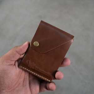 WF Leathercraft No. Estuche Delgado para Tarjetas y Efectivo, Hecho a Mano, de Comercio Justo, en Cuero Color Bronceado Cromado, con Capacidad para 10-12 Tarjetas - Product Image 2