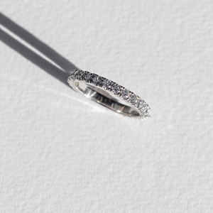 แหวนแต่งงานมอยส์ซอไนต์สีขาวทอง14K พร้อม0.75กะรัตหินเจียระไนทรงกลมสวยงามแหวนวางซ้อนกันได้ - Product Image 3