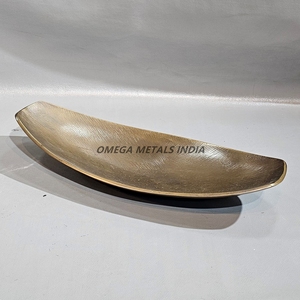 Bandeja ovalada moderna en acabado dorado rico con un diseño elegante, ideal para servir y mejorar la estética de su hogar - Product Image 2