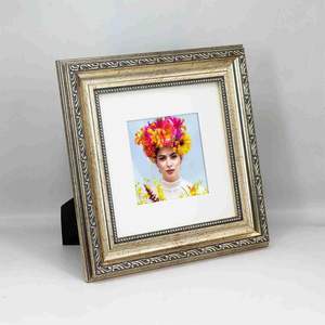 Cadre photo en bois idéal pour mettre en valeur les photos en noir et blanc avec une élégance classique en bois - Product Image 1