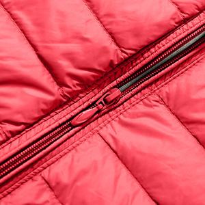 Veste bouffante d'hiver courte pour femmes Logo personnalisé Veste rembourrée ajustée à col imperméable et à capuche pour femmes - Product Image 6