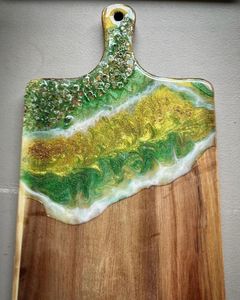 Planche à découper de luxe en bois et résine avec motif unique conçu pour servir des fruits au fromage et cuisiner tous les jours - Product Image 2