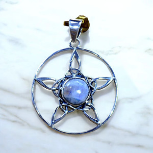 Pendentifs en argent sterling avec pierre de lune arc-en-ciel feu bleu naturel, prix de gros, bijoux - Product Image 1