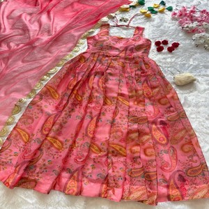 Conjunto Kurta Plazo VASTRA COTTAGE, Estilo Francés Puro, con Cuentas, Bordado a Mano y Dupatta de Georgette de Diseño en Contraste - Product Image 1