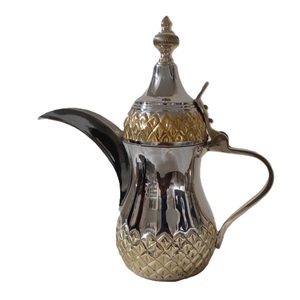 Cafetera de cobre y latón de Metal indio, acabado dorado en relieve Dallah para Qahwa, último estilo moderno para el hogar y los restaurantes - Product Image 3