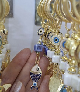 Llavero de moda con mosquetón de aleación metálica esmaltada en oro con formas 3D y puntas esmaltadas únicas - Product Image 4