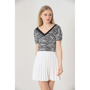 Blusas y Camisas para Mujer Topshow, Blusa Negra con Cuello en V y Encaje de Zebra, Venta al Por Mayor - Product Image 4