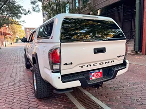 Toyota Tacoma Pickup 2023, phares LED blancs, pneus R20, transmission automatique, sièges en cuir, 5 places, moteur à essence - Product Image 3