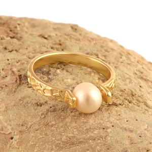 Anillo minimalista de perlas naturales de agua dulce, sortija elegante con textura chapada en oro de 24k, anillo redondo de tamaño 7us - Product Image 6