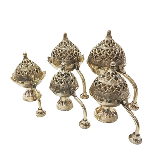 Apportez de l'énergie paisible à votre maison avec un brûleur d'encens en laiton orné, support artisanal pour temple et décor maison Puja d'Inde - Product Image 4