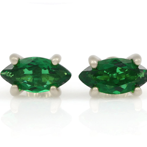 Boucles d'oreilles clous en argent sterling 925 massif avec pierre précieuse émeraude naturelle taille marquise facettée sertie à griffes, bijoux fins pour femmes - Product Image 1